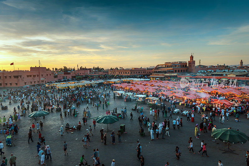 晚上Djemaa El Fna广场与库图比亚清真寺，马拉喀什，摩洛哥